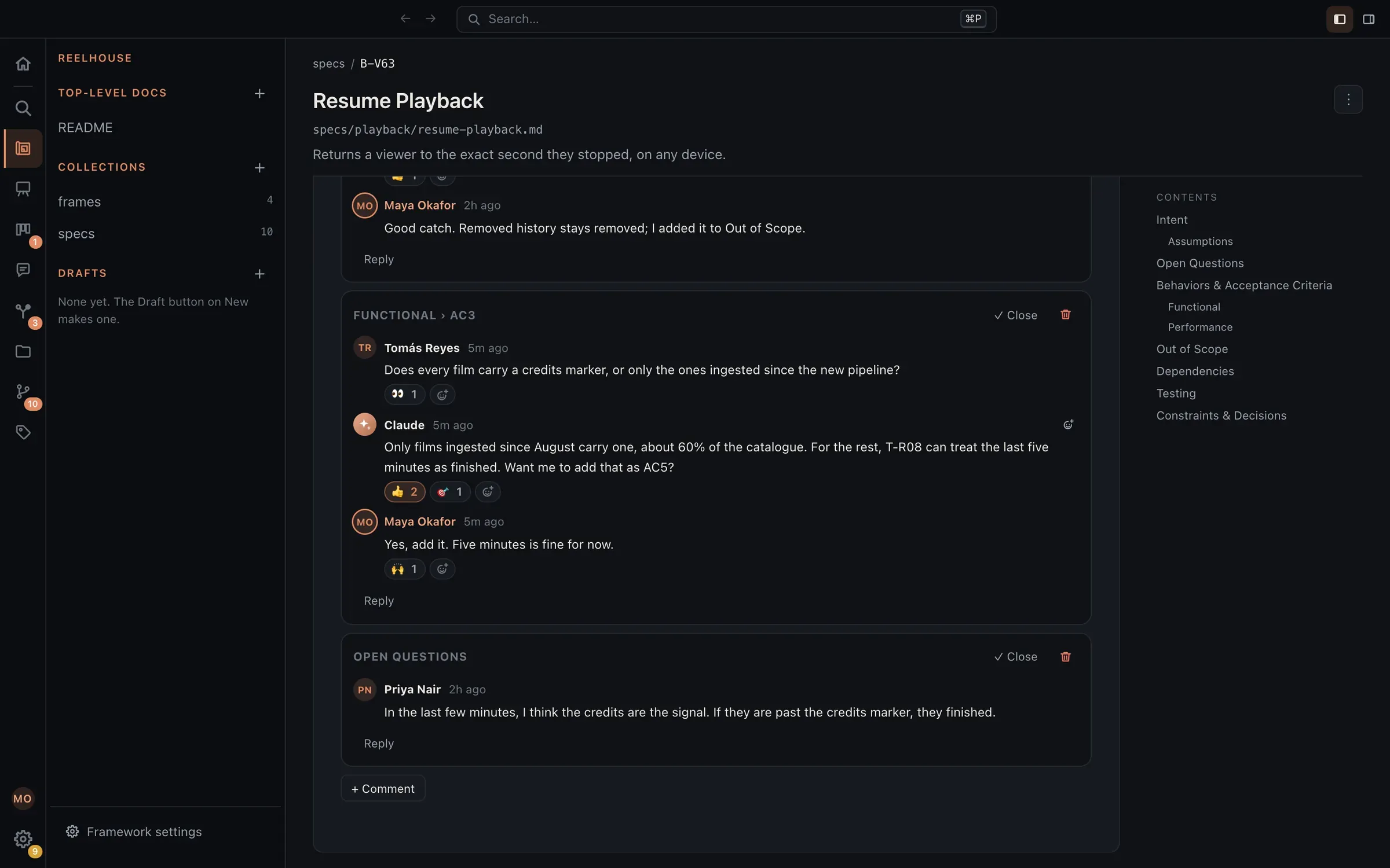 Tópicos de comentários no pé do Blueprint Resume Playback. Um está ancorado em Functional › AC3: Tomás Reyes pergunta se todo filme tem um marcador de créditos, Claude responde e se oferece para acrescentar um critério de aceitação, e Maya Okafor diz que sim. As reações ficam sob cada mensagem, e cada tópico tem Fechar e Responder.