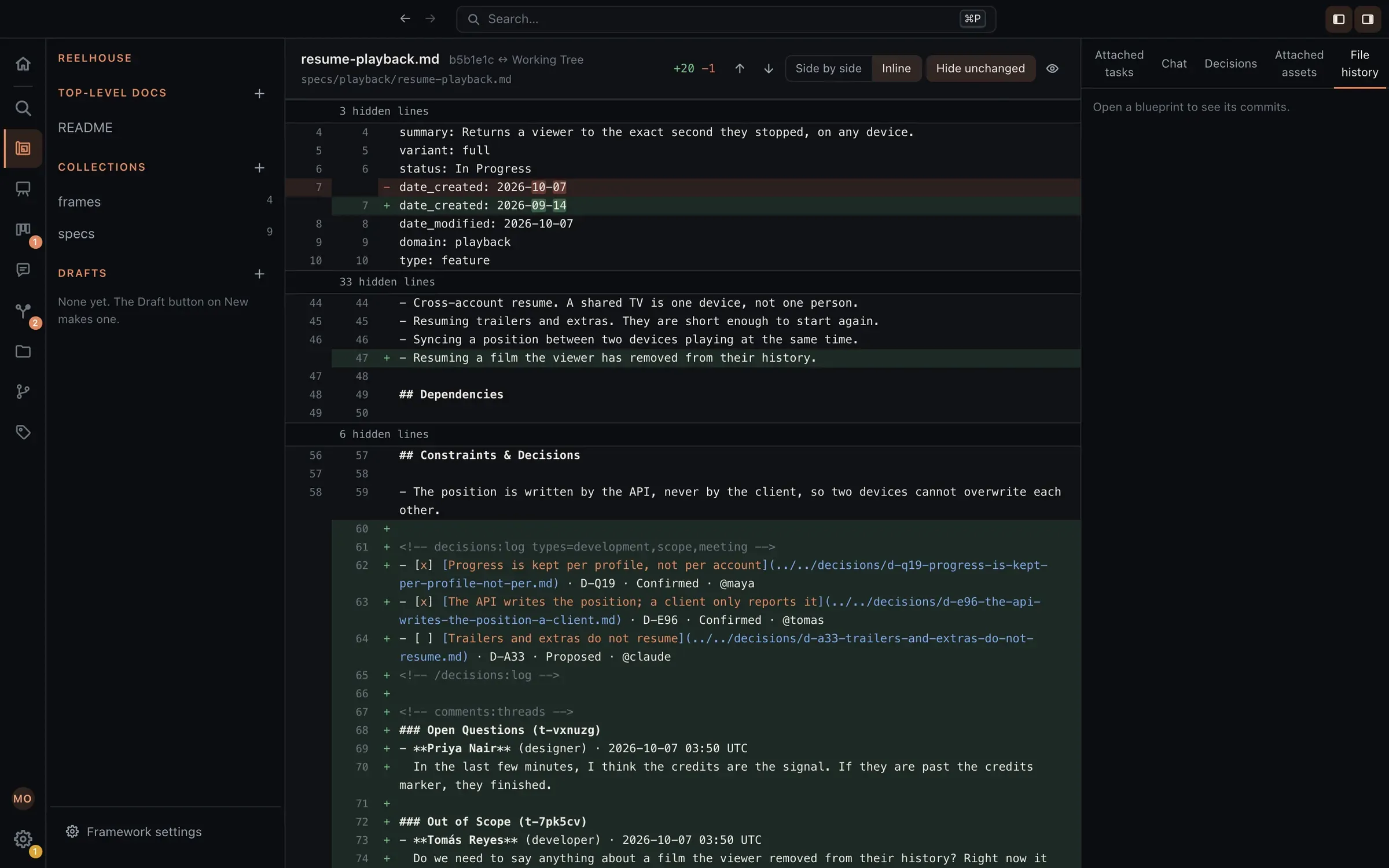 Un diff de la spec de una funcionalidad en Eidos: un criterio añadido a Out of Scope, y las decisiones y los hilos de comentarios de la spec añadidos al final, cada línea marcada en verde.