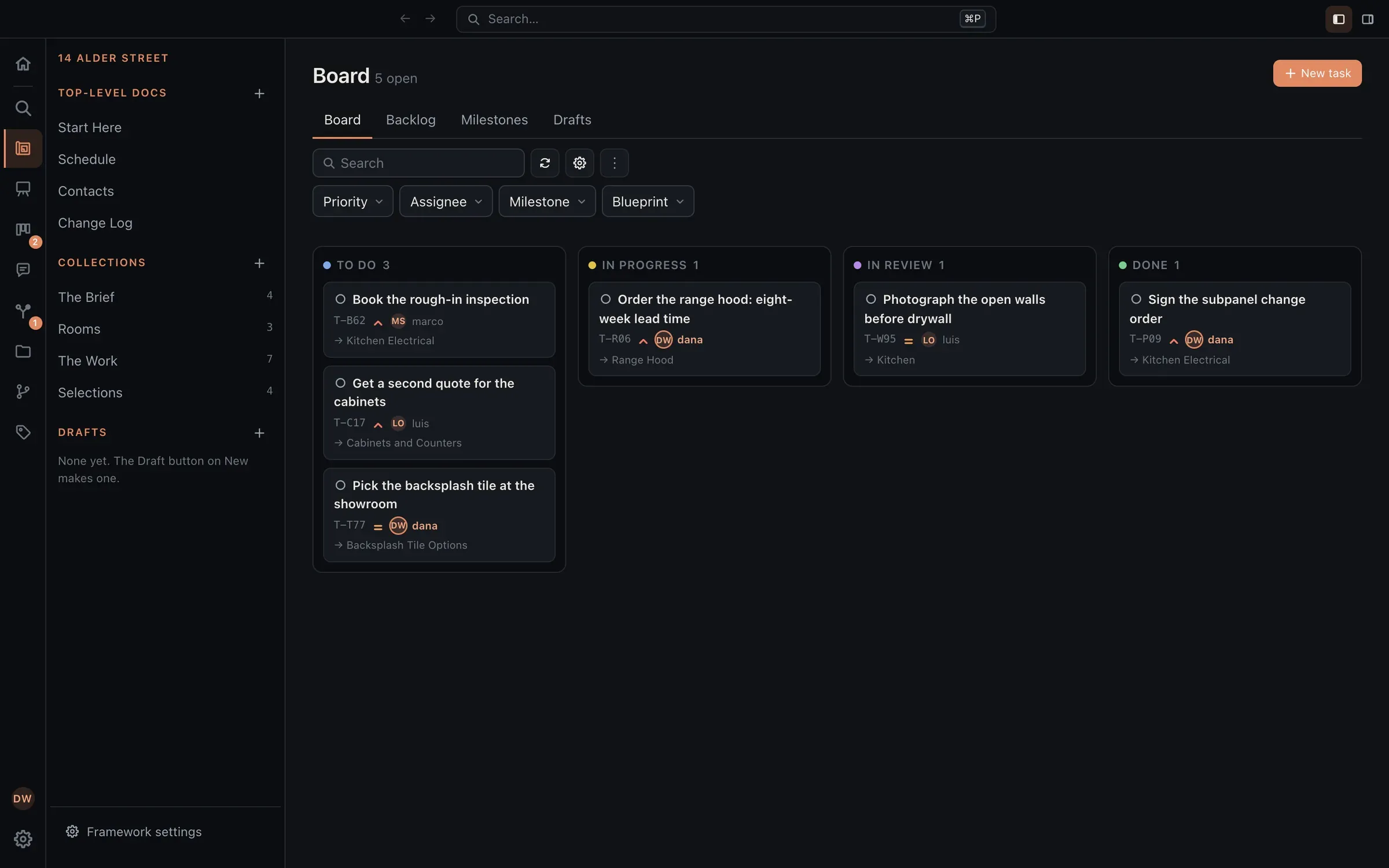 El tablero de pendientes de una remodelación: agendar la inspección de instalaciones, una segunda cotización para los gabinetes, pedir una campana con ocho semanas de entrega, cada tarea apuntando al trabajo o la elección de la que trata.