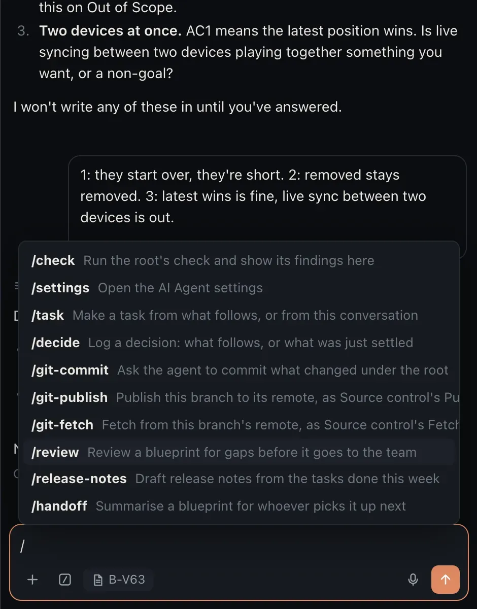 El Agente de IA junto a un Blueprint con su menú de comandos con barra abierto: comandos integrados como /check, /task y /decide, los /git-commit, /git-publish y /git-fetch del plugin Git, y tres comandos que agregó el equipo: /review, /release-notes y /handoff.